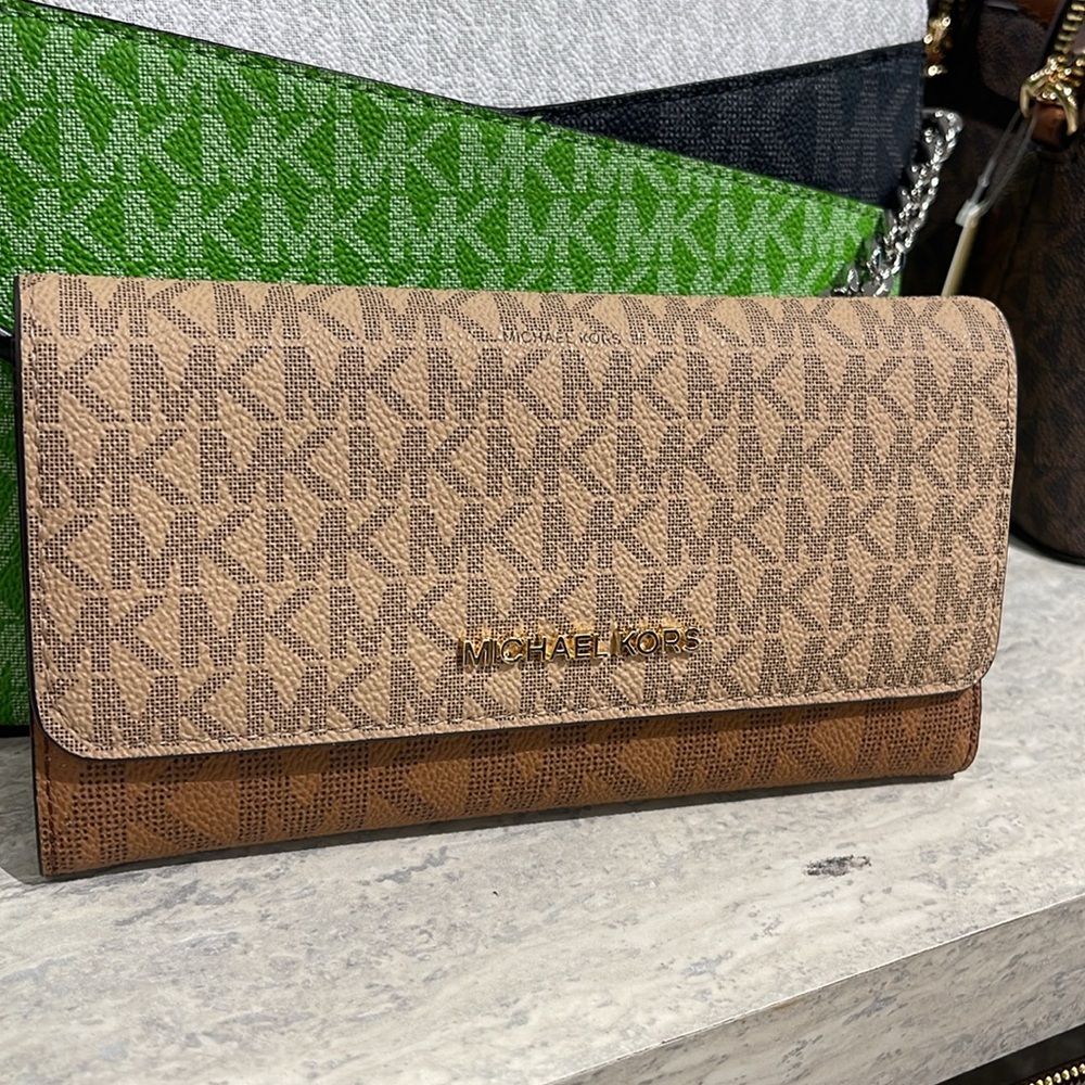 Michael Kors Jet Set Large Logo Trifold Wallet
Camel Multi 
NWT - Picture 15 of 16